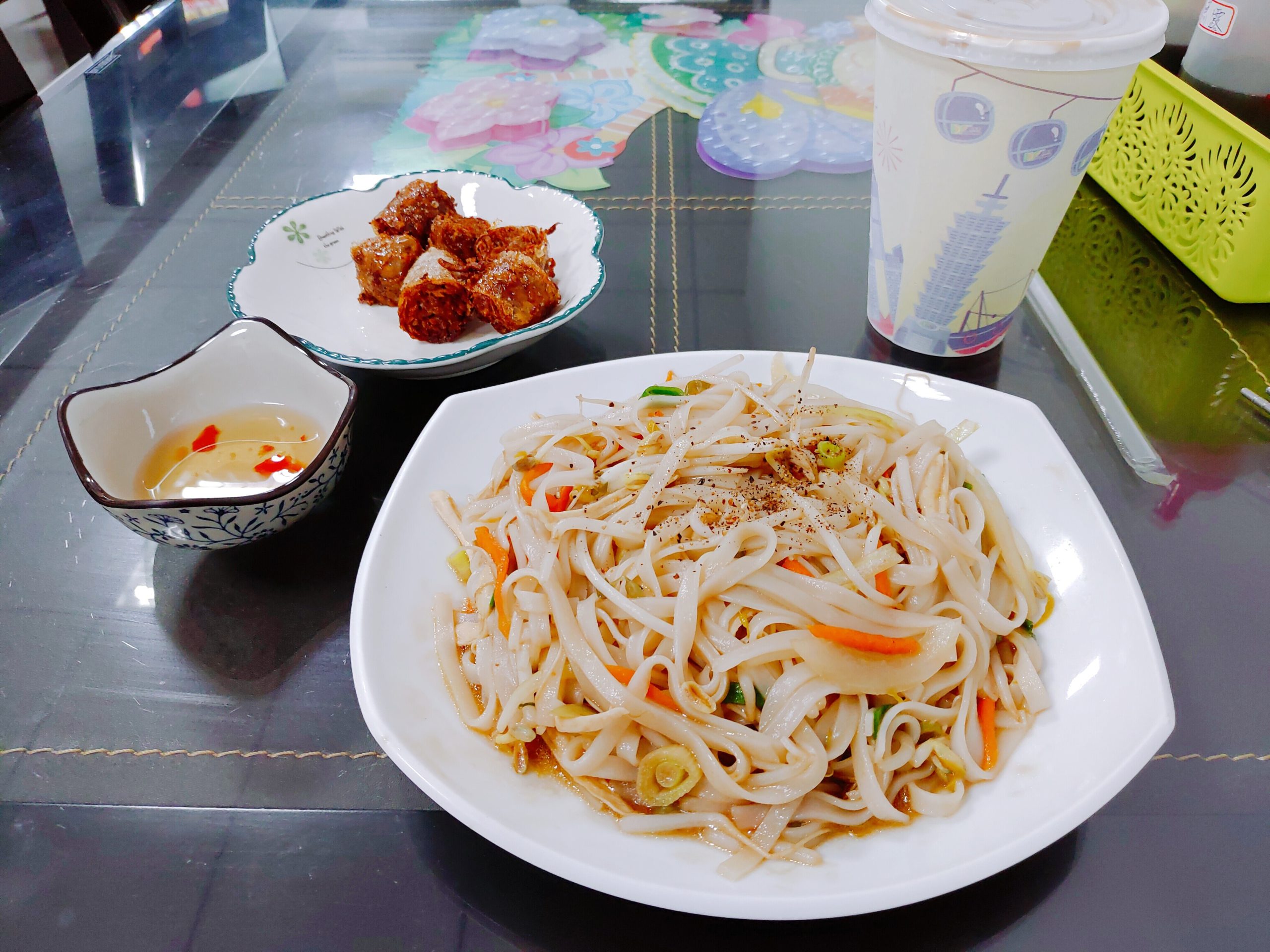 【花蓮玉里】台越美食｜好吃的炒河粉與超酥脆炸春捲｜玉里美食