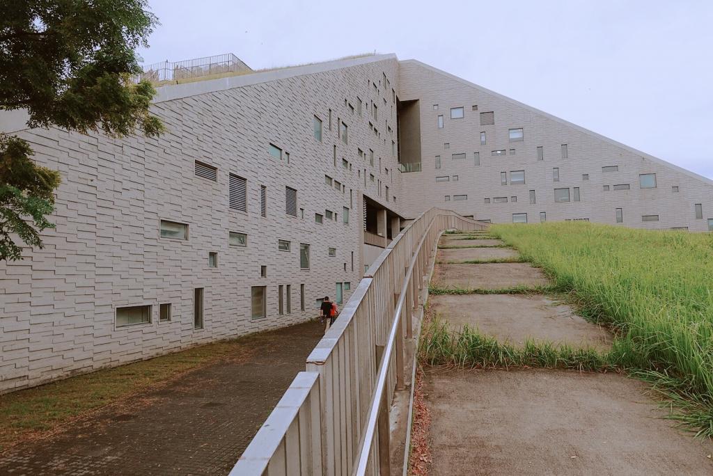 【台東市區】台東大學圖書館｜世界八大特色圖書館｜超美金字塔外形