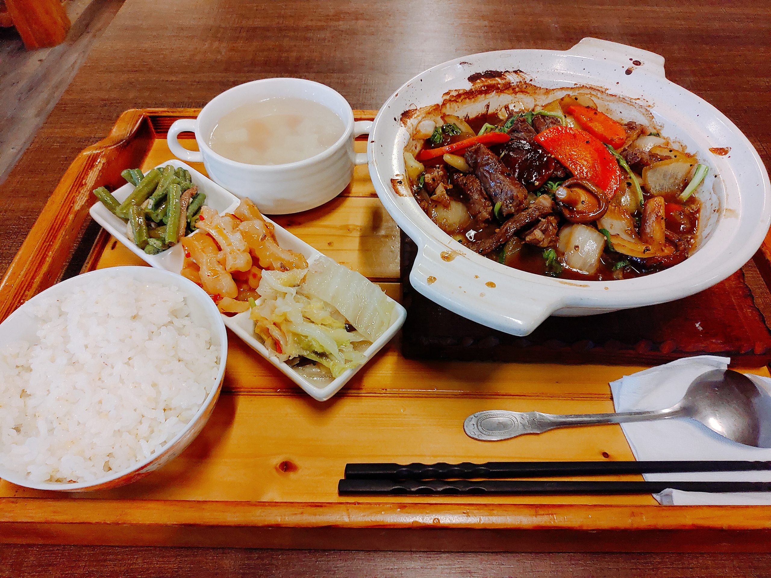 【花蓮瑞穗】瑞穗驛站養生蔬食坊｜鮮嫩牛肉燒超下飯，還有兔兔作陪