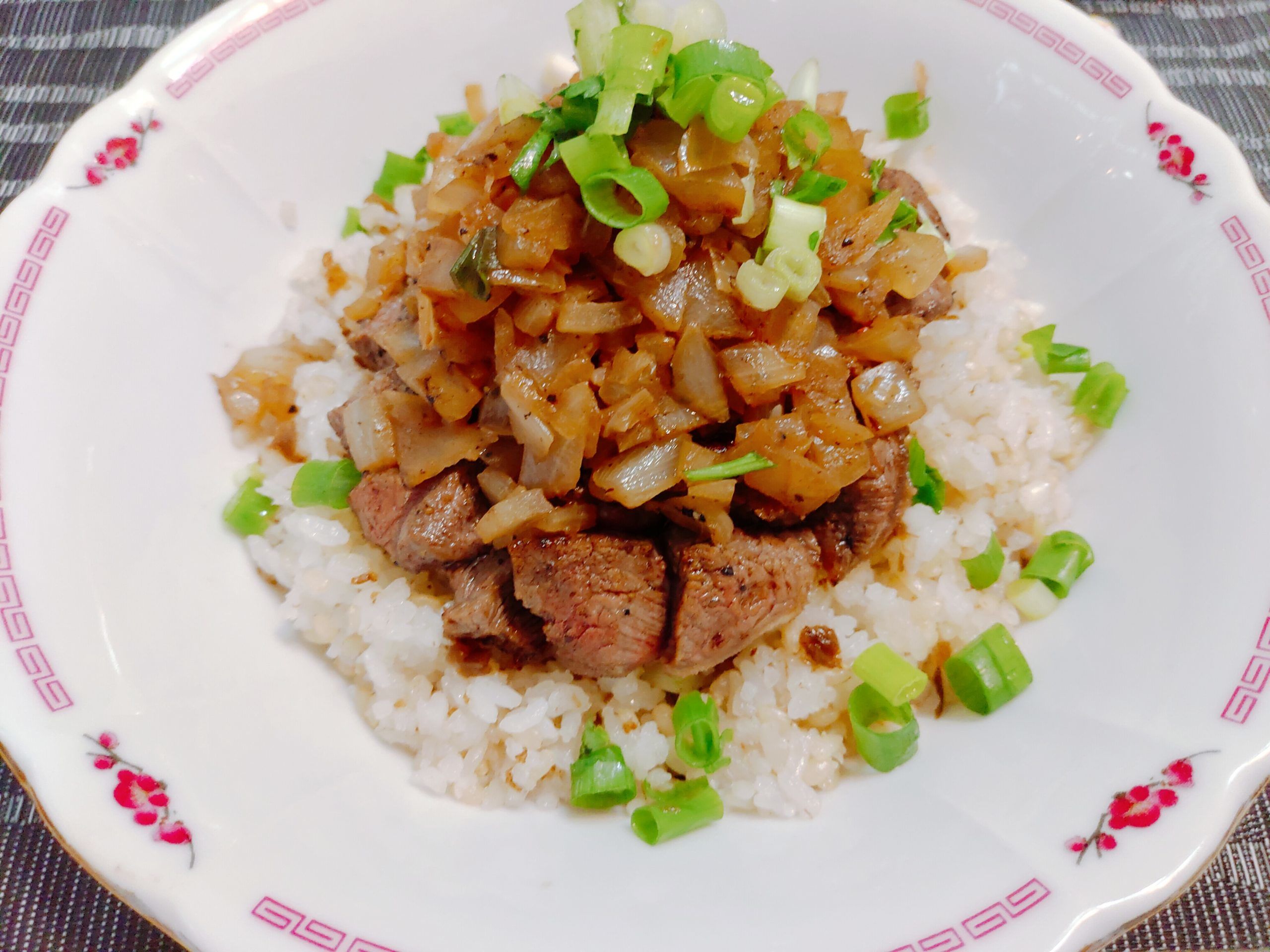 【食譜】幸平流夏里亞賓牛排丼｜在家輕鬆做，完美重現食戟之靈中的極致美味