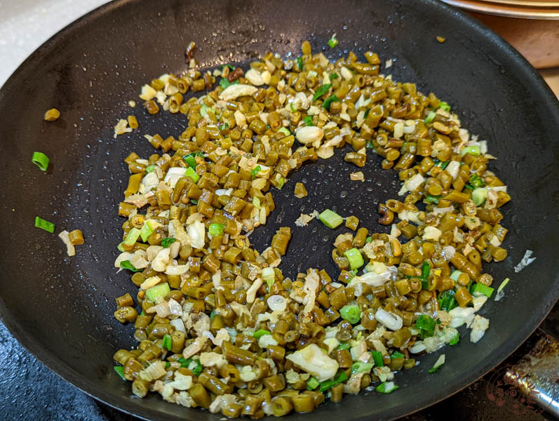 【食譜】豇豆炒鮭魚｜小奢華風前菜鮭魚食譜，初學者都能輕鬆做