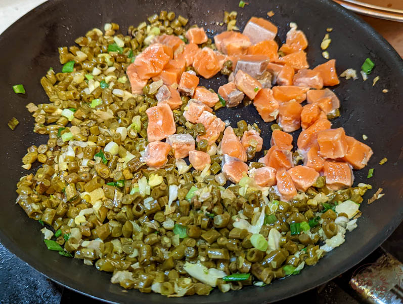 【食譜】豇豆炒鮭魚｜小奢華風前菜鮭魚食譜，初學者都能輕鬆做