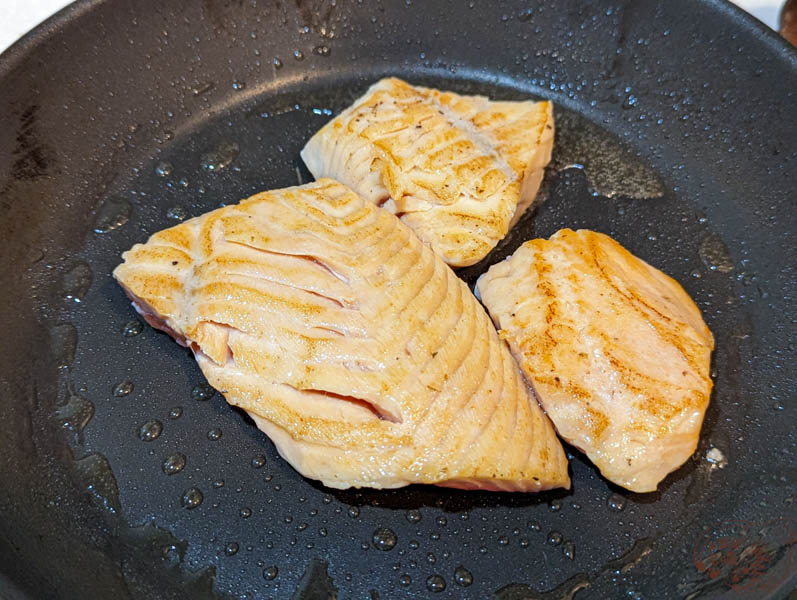 蒜香奶油鮭魚食譜