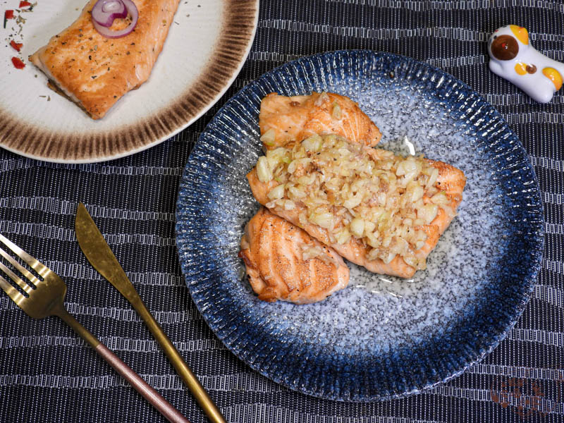 蒜香奶油鮭魚食譜