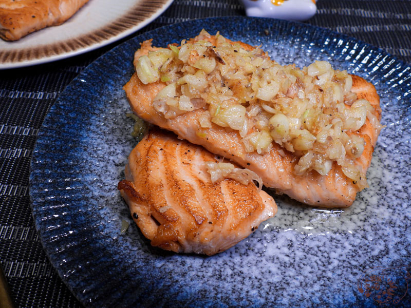 蒜香奶油鮭魚食譜