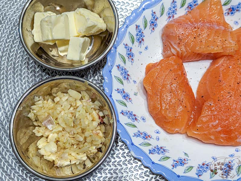 蒜香奶油鮭魚食譜