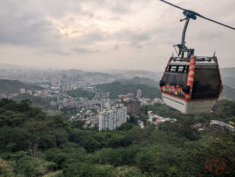 【木柵景點】貓空纜車｜水晶車廂值得排嗎?好像從沒洗乾淨過