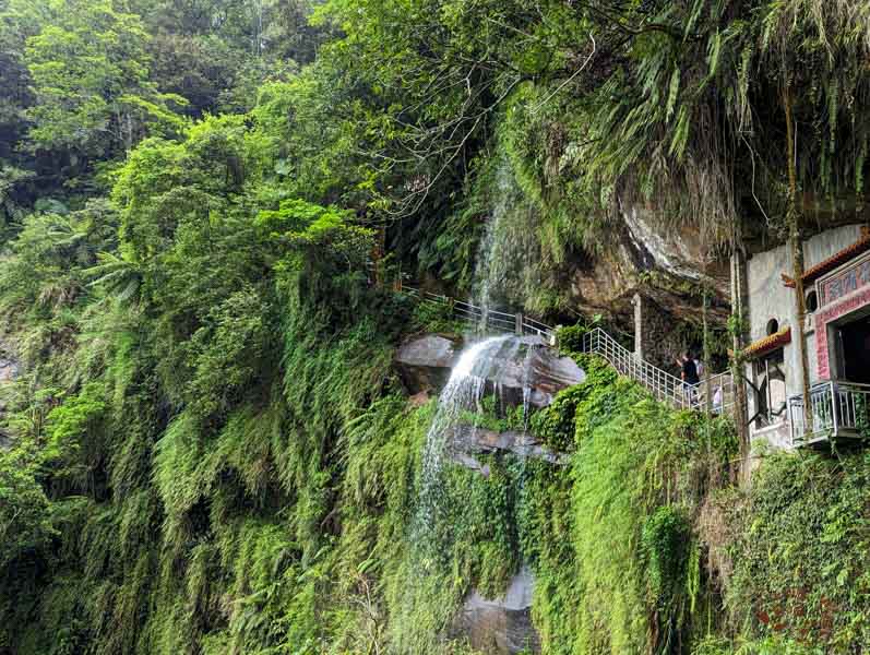 【木柵景點】樟湖步道｜幽靜流淌的銀河洞瀑布，低難度貓空步道推薦