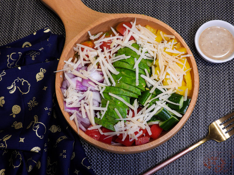 【食譜】起司蔬菜沙拉｜濃郁起司與健康沙拉，小朋友都會的沙拉料理