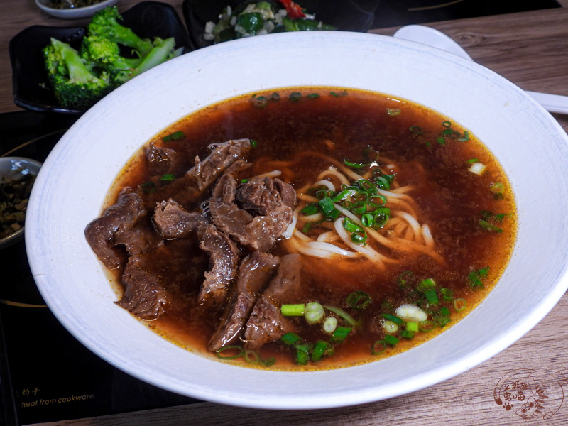 【花蓮牛肉麵】重男輕女牛肉麵｜下重本的特色板腱菲力牛肉麵，日式老宅品味美食