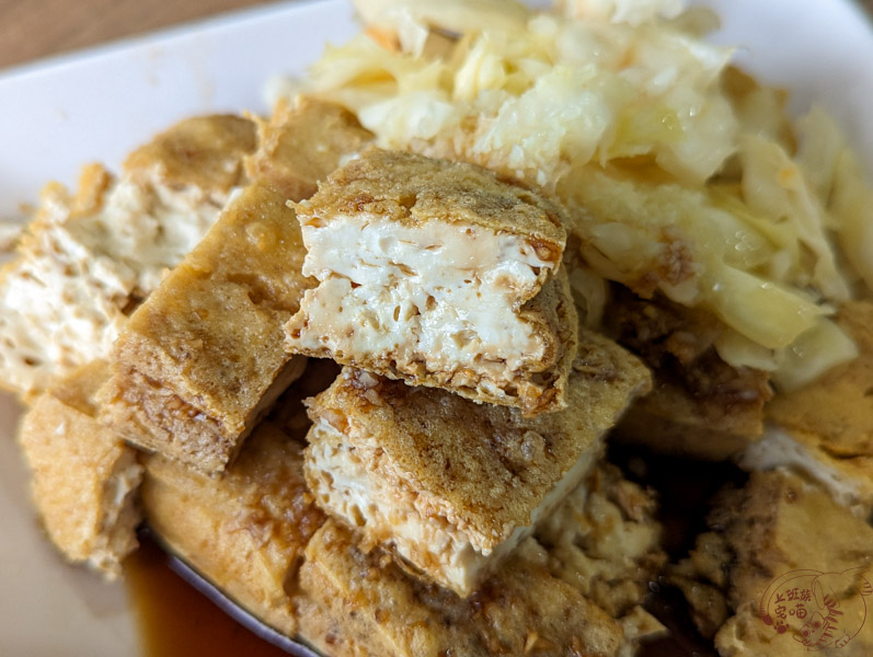 【花蓮美崙美食】花中榕樹下臭豆腐｜屬於在地人的老味道，便宜好吃臭豆腐