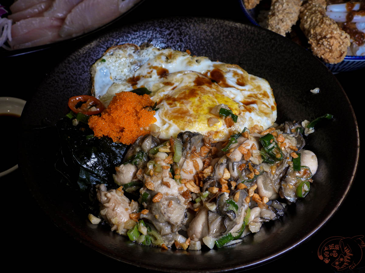 【花蓮美食】蘇記美食館｜彭湃鮮美的蒜酥蚵仔蓋飯，每日限定的海釣鮮魚