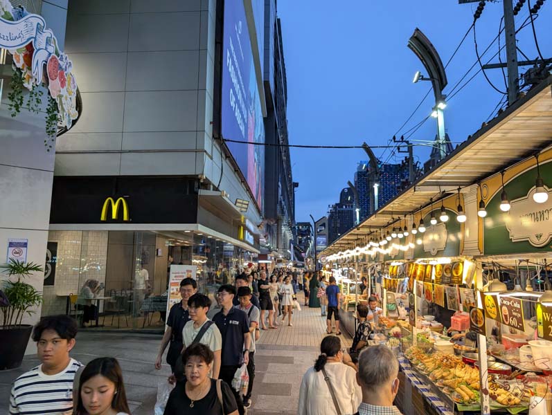 【泰國曼谷】水門市場｜服飾批發價爽爽逛，曼谷景點近Chit Lom站