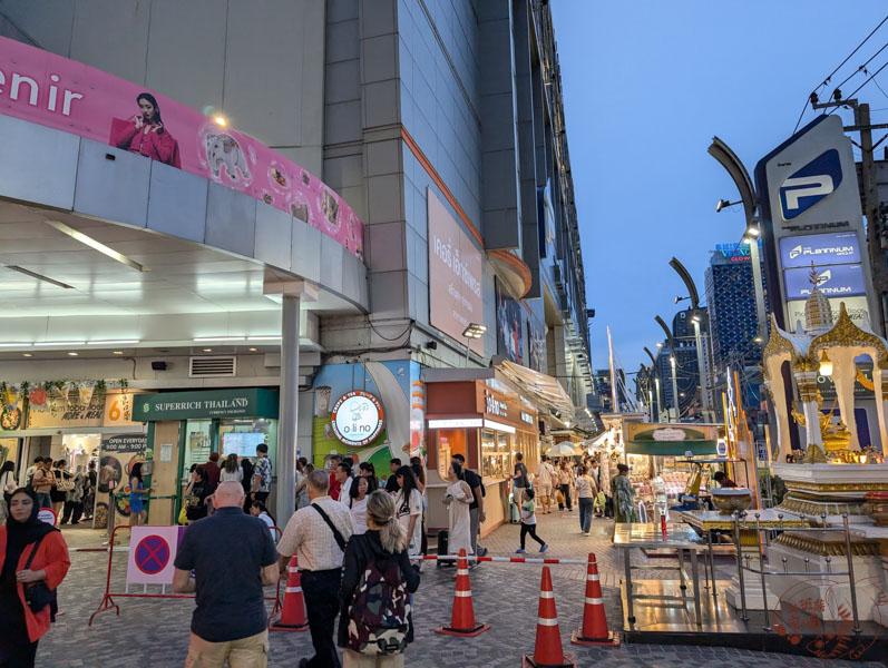 【泰國曼谷】水門市場｜服飾批發價爽爽逛，曼谷景點近Chit Lom站