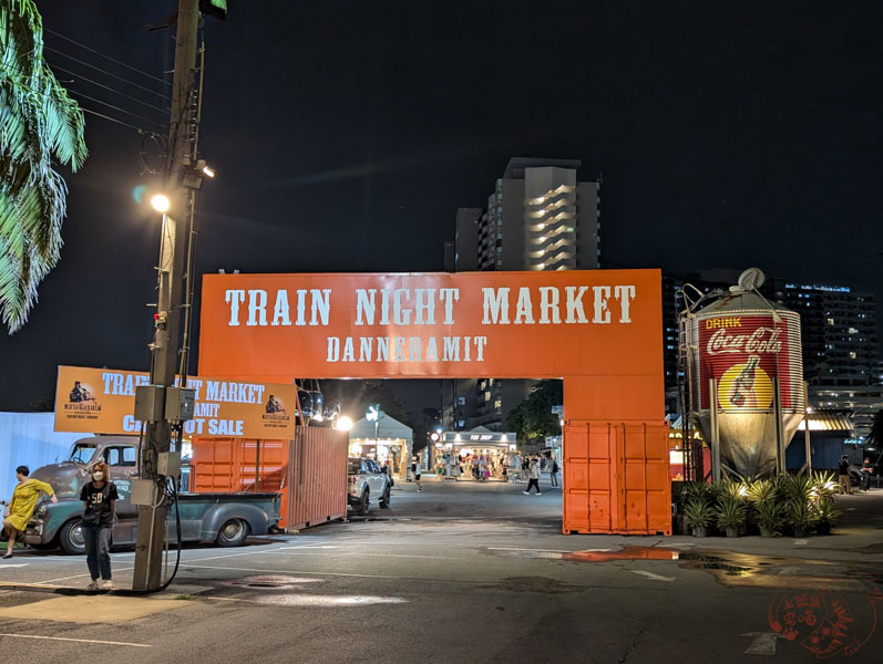 [泰國夜市]Train Night Market DanNeramit-夜色中的超美城堡，曼谷不擁擠的小夜市