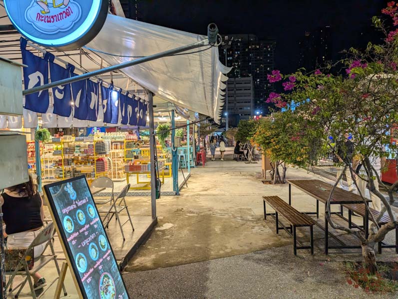 [泰國夜市]Train Night Market DanNeramit-夜色中的超美城堡，曼谷不擁擠的小夜市