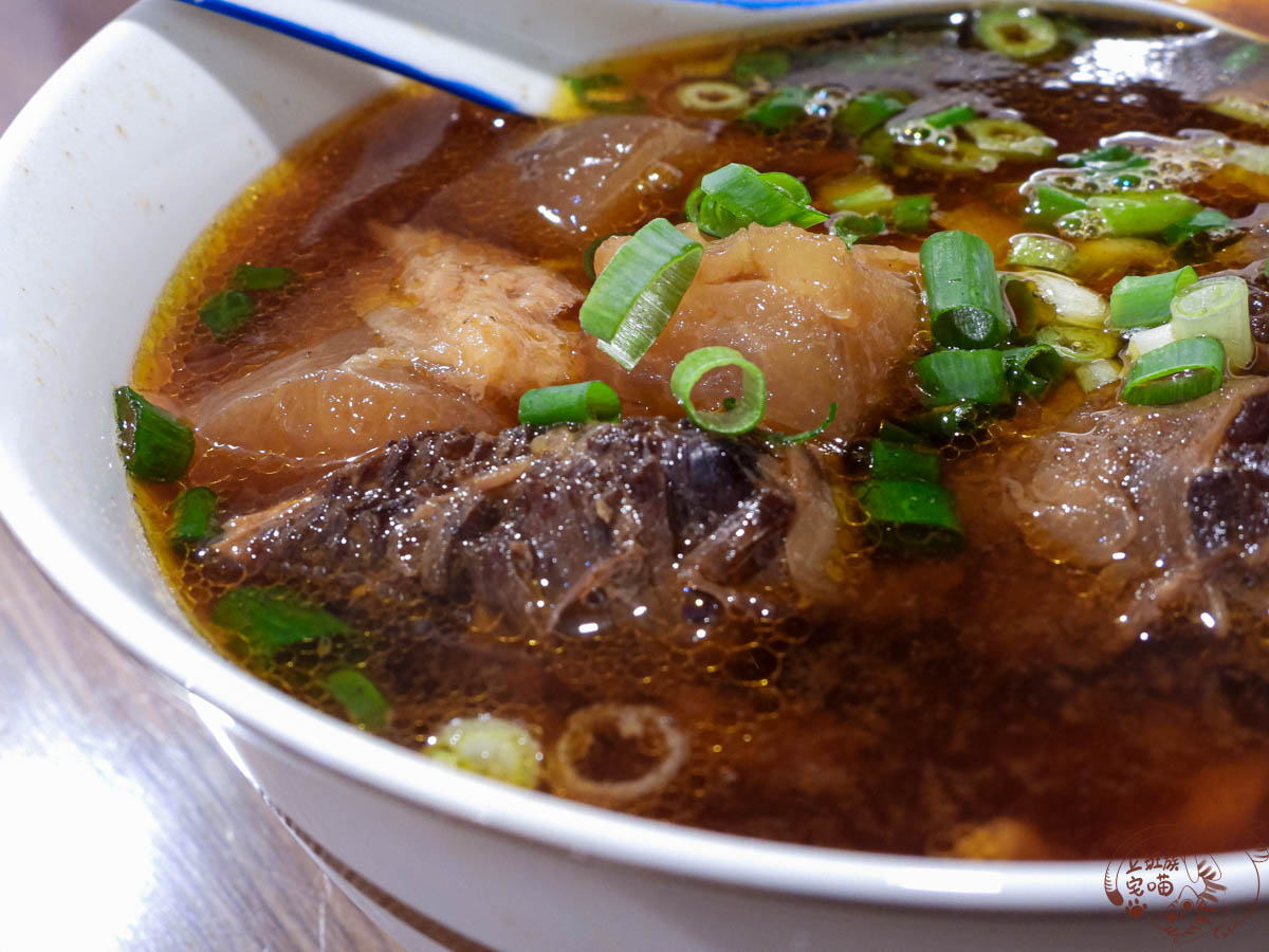 [花蓮牛肉麵]無名牛肉麵-巷弄中在地人特愛牛肉麵館，牛筋超軟綿令人喜愛