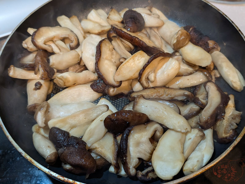 【家常食譜】川燙豬肉片｜撒了五香粉的好吃豬肉，加上健康菇類一起吃