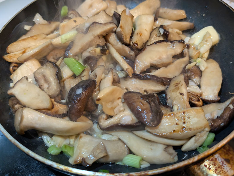 【家常食譜】川燙豬肉片｜撒了五香粉的好吃豬肉，加上健康菇類一起吃