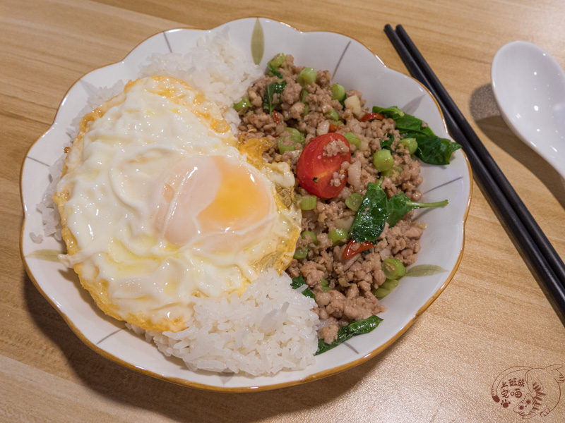 花蓮泰式料理｜咕泰-90元超實惠好吃打拋豬飯，以及Q彈可口米甜甜圈