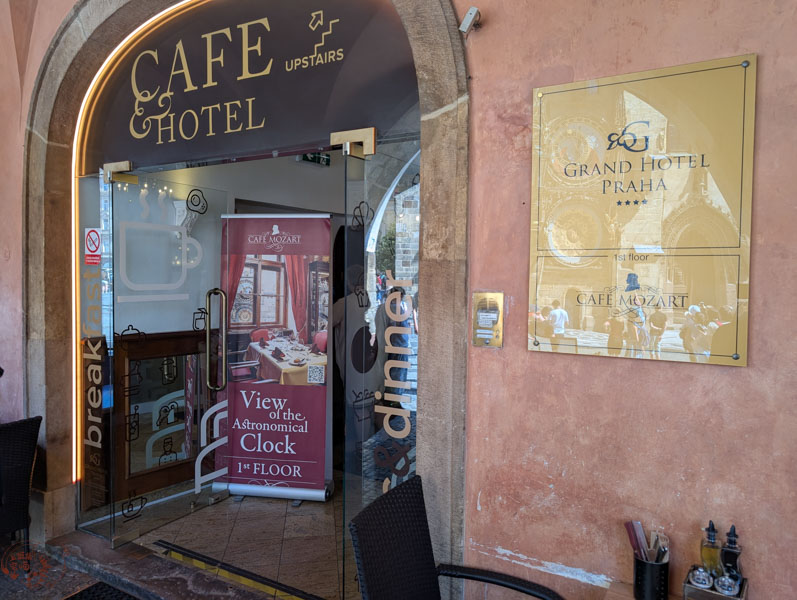 【捷克咖啡】Café Mozart|布拉格天文鐘對面咖啡館,完美角度的美好窗景 2 【捷克】Café Mozart|布拉格天文鐘對面咖啡館,完美角度的窗邊景色