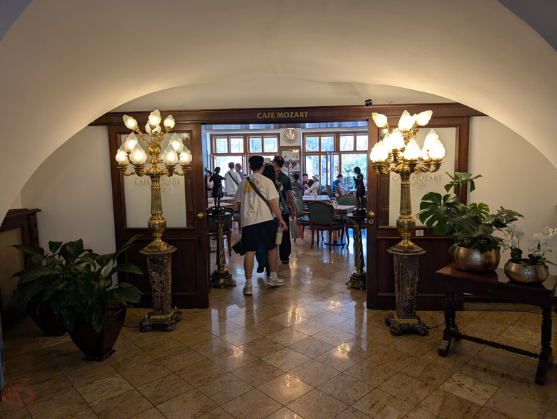 【捷克咖啡】Café Mozart|布拉格天文鐘對面咖啡館,完美角度的美好窗景 3 【捷克】Café Mozart|布拉格天文鐘對面咖啡館,完美角度的窗邊景色