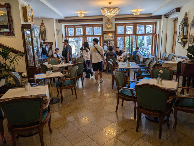 【捷克咖啡】Café Mozart|布拉格天文鐘對面咖啡館,完美角度的美好窗景 4 【捷克】Café Mozart|布拉格天文鐘對面咖啡館,完美角度的窗邊景色