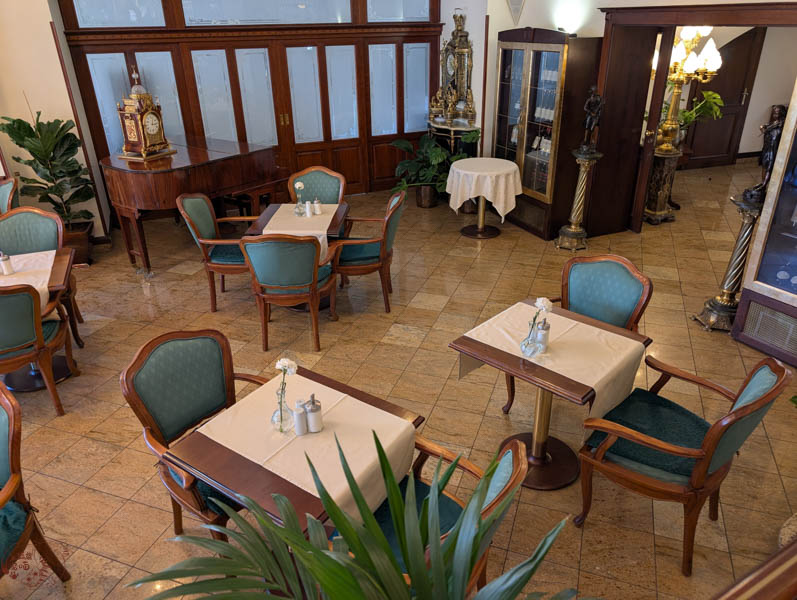 【捷克咖啡】Café Mozart|布拉格天文鐘對面咖啡館,完美角度的美好窗景 5 【捷克】Café Mozart|布拉格天文鐘對面咖啡館,完美角度的窗邊景色