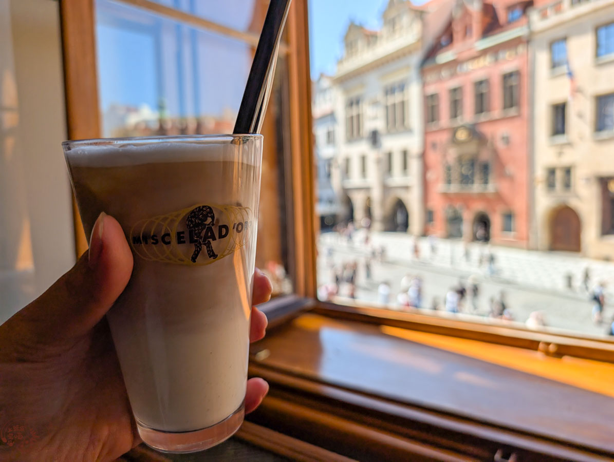 【捷克咖啡】Café Mozart｜布拉格天文鐘對面咖啡館，完美角度的美好窗景