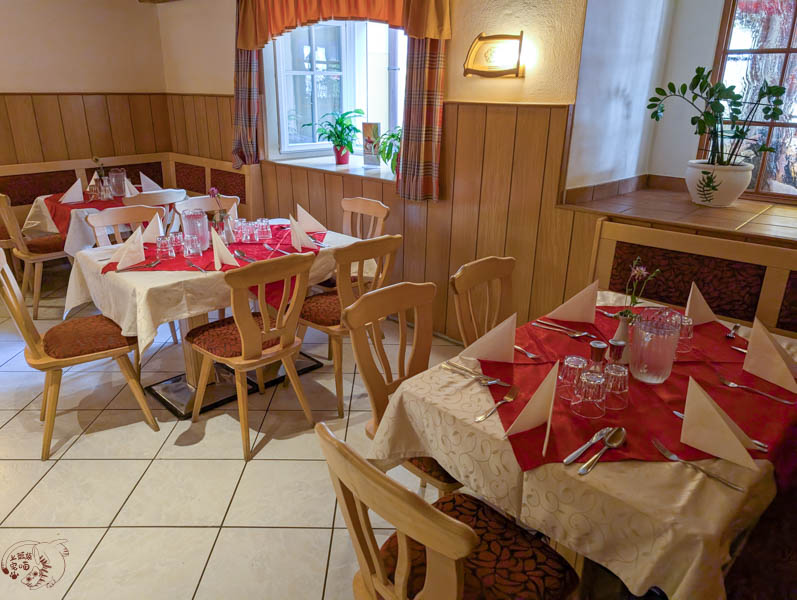 奧地利食記｜Gasthof Weisses Lamm：哈修塔特「唯一」團客接待餐廳，鮭魚餐尚可但服務態度不佳