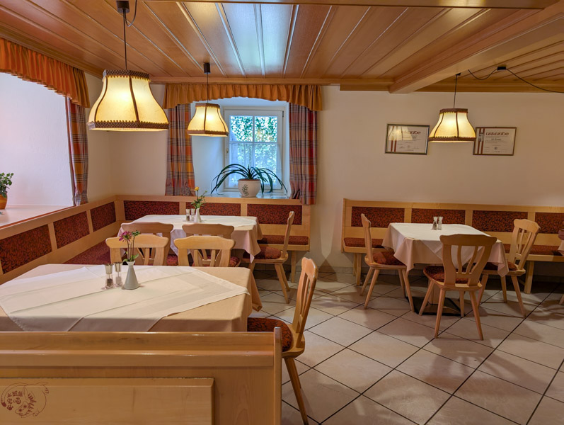 奧地利食記｜Gasthof Weisses Lamm：哈修塔特「唯一」團客接待餐廳，鮭魚餐尚可但服務態度不佳