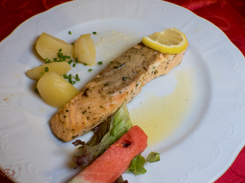 奧地利食記｜Gasthof Weisses Lamm：哈修塔特「唯一」團客接待餐廳，鮭魚餐尚可但服務態度不佳