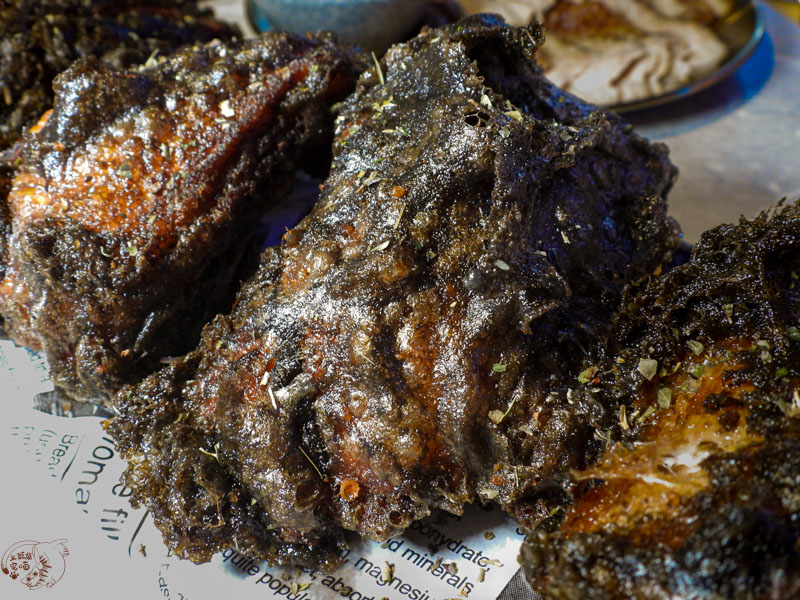 花蓮炸雞天花板「墨墨雞雞」,黑色炸雞有多好吃?帶你一窺這夜間餐酒館 20 墨墨雞雞