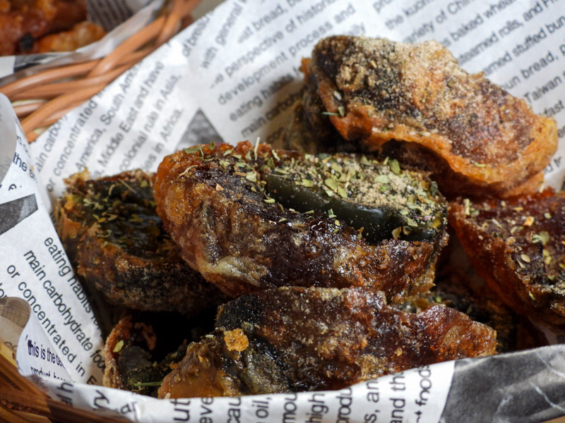 花蓮炸雞天花板「墨墨雞雞」,黑色炸雞有多好吃?帶你一窺這夜間餐酒館 14 花蓮炸雞天花板「墨墨雞雞」,黑色炸雞有多好吃?帶你一窺這夜間餐酒館