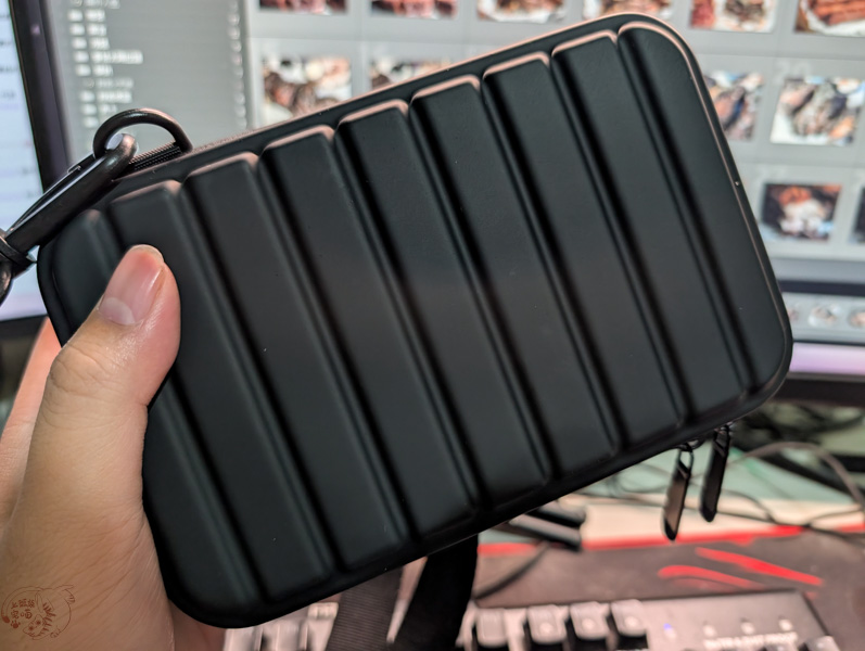 長途旅行怎麼睡?Travel Blue「旅途有型禮盒」開箱:寧靜頸枕好睡嗎?親膚烤漆斜背包使用實測 5 長途旅行怎麼睡?Travel Blue「旅途有型禮盒」開箱:寧靜頸枕好睡嗎?親膚烤漆斜背包使用實測