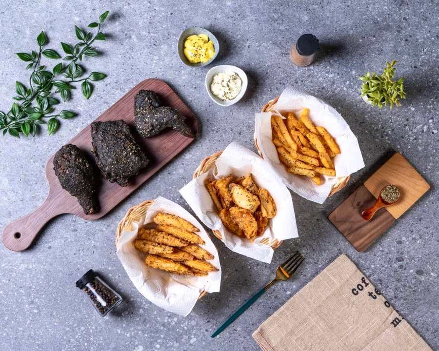 花蓮炸雞天花板「墨墨雞雞」,黑色炸雞有多好吃?帶你一窺這夜間餐酒館 1 墨墨雞雞