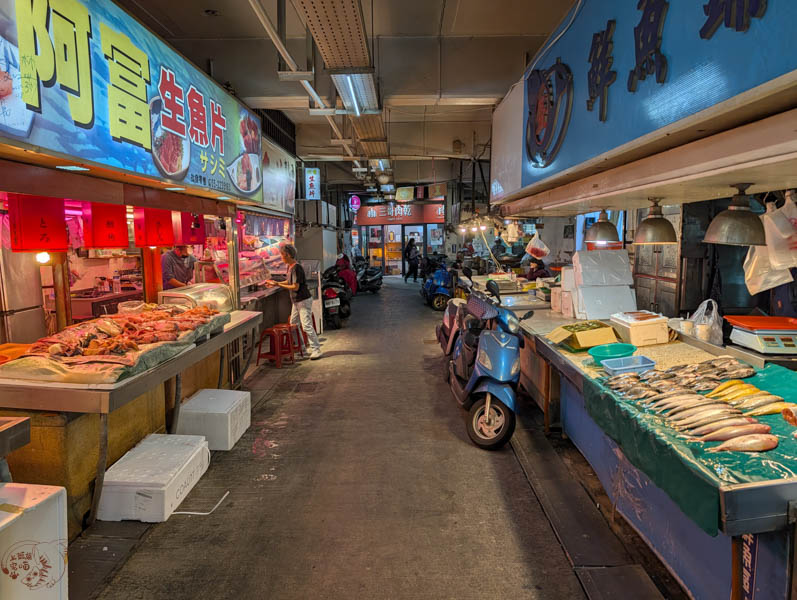 走進嘉義人的灶腳：嘉義市東公有零售市場懷舊美食之旅，一品檜木香與百年傳統風範