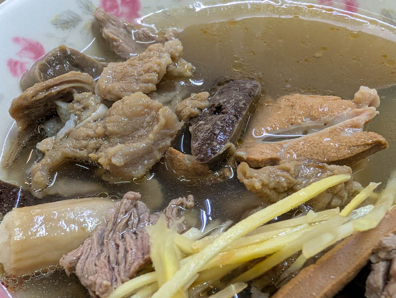 【嘉義東市場美食】蔡家本產羊肉｜傳承三代的溫潤滋味，內行人才懂點的羊雜湯