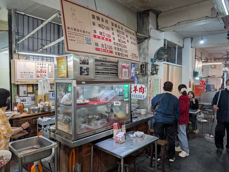 【嘉義東市場美食】蔡家本產羊肉｜傳承三代的溫潤滋味，內行人才懂點的羊雜湯