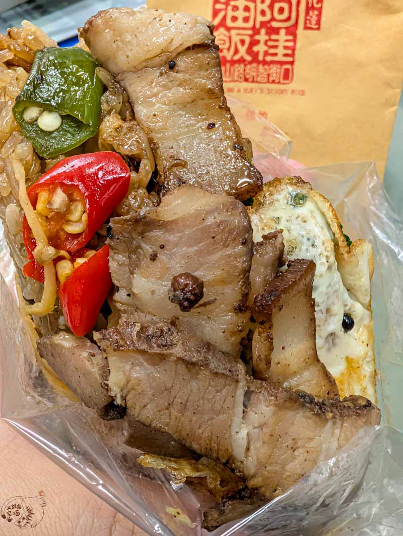 花蓮點心｜阿桂油飯-擁有多種口味的油飯專賣店，如鹹豬肉、香腸與櫻花蝦等