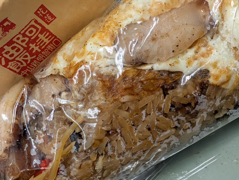 花蓮點心｜阿桂油飯-擁有多種口味的油飯專賣店，如鹹豬肉、香腸與櫻花蝦等