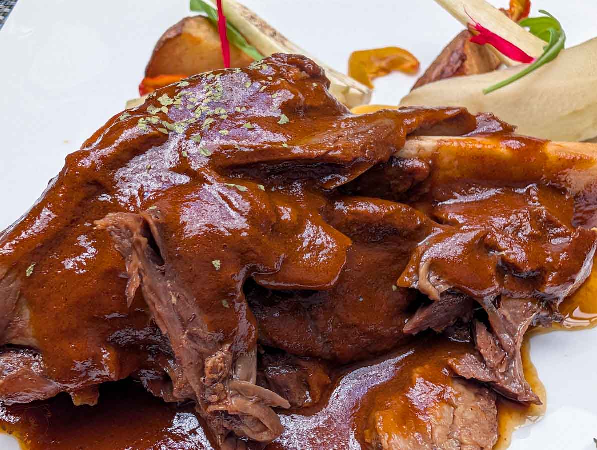 南投美食｜清境老英格蘭維吉諾餐廳：歐式建築裡品嚐香料燉羊膝，享受一流服務與華美環境