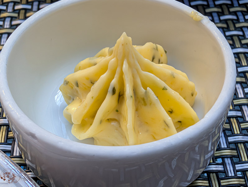 南投美食｜清境老英格蘭維吉諾餐廳：歐式建築裡品嚐香料燉羊膝，享受一流服務與華美環境