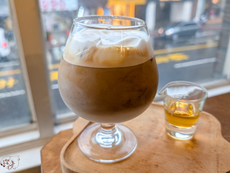 基隆車站旁隱藏版！二樓隱密的暖日咖啡，平價享受大人系威士忌拿鐵與美味布丁