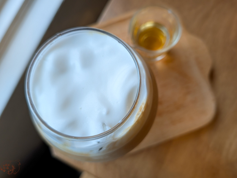 基隆車站旁隱藏版！二樓隱密的暖日咖啡，平價享受大人系威士忌拿鐵與美味布丁