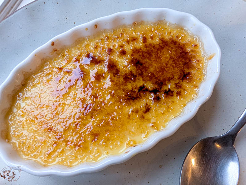 基隆車站旁隱藏版！二樓隱密的暖日咖啡，平價享受大人系威士忌拿鐵與美味布丁