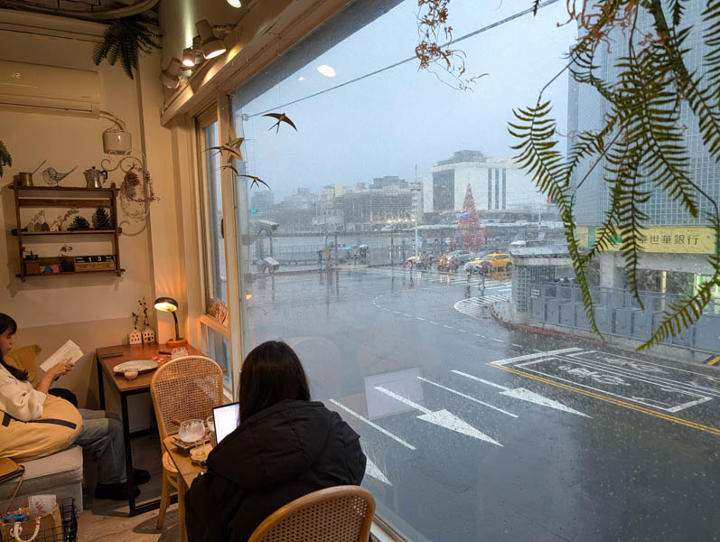 基隆車站旁隱藏版！二樓隱密的暖日咖啡，平價享受大人系威士忌拿鐵與美味布丁