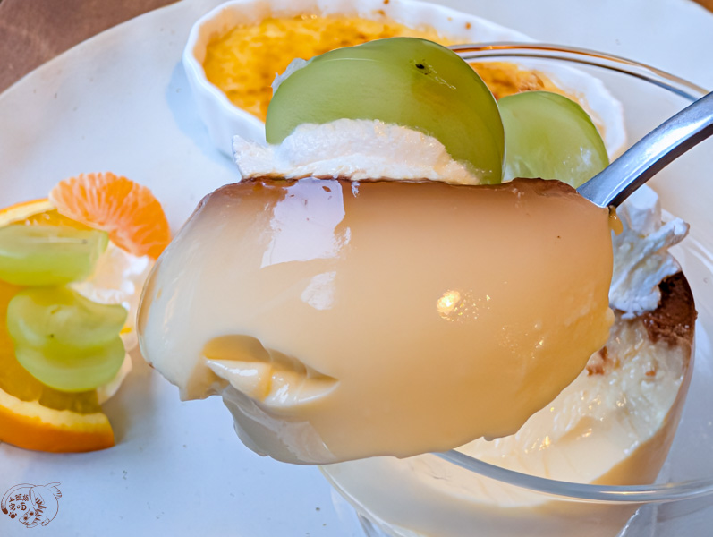 基隆車站旁隱藏版！二樓隱密的暖日咖啡，平價享受大人系威士忌拿鐵與美味布丁