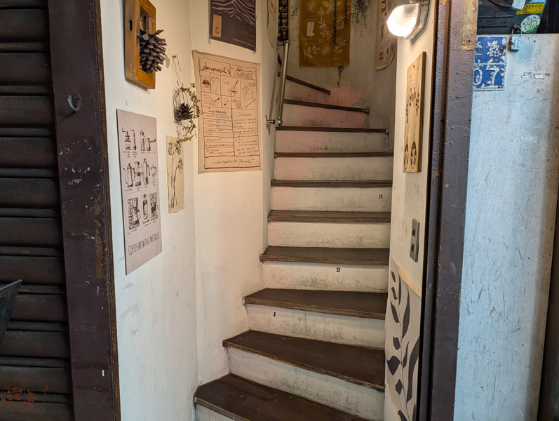 基隆車站旁隱藏版！二樓隱密的暖日咖啡，平價享受大人系威士忌拿鐵與美味布丁