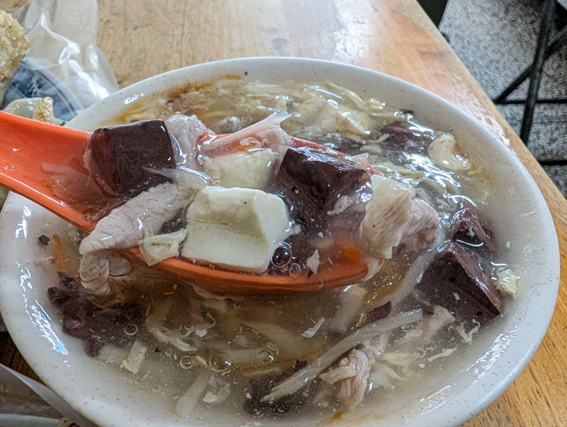 【花蓮早餐】一品坊早點｜在地人激推！皮薄爆汁餡餅與30元滿料酸辣湯，花蓮市區必吃銅板美食